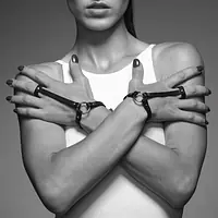 Пара браслетів на зап'ясті і палець Bijoux Indiscrets MAZE Hand Bracelet Harness Brown, екошкіра - Master