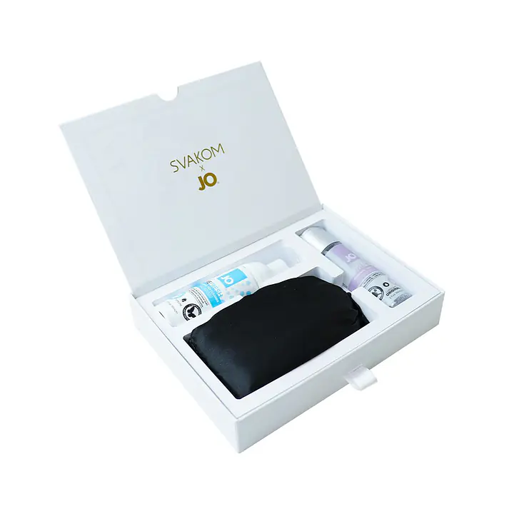 Подарунковий набір Svakom Anniversary Box: вакуумний стимулятор, стрічки, маска, лубрикант, спрей - Master