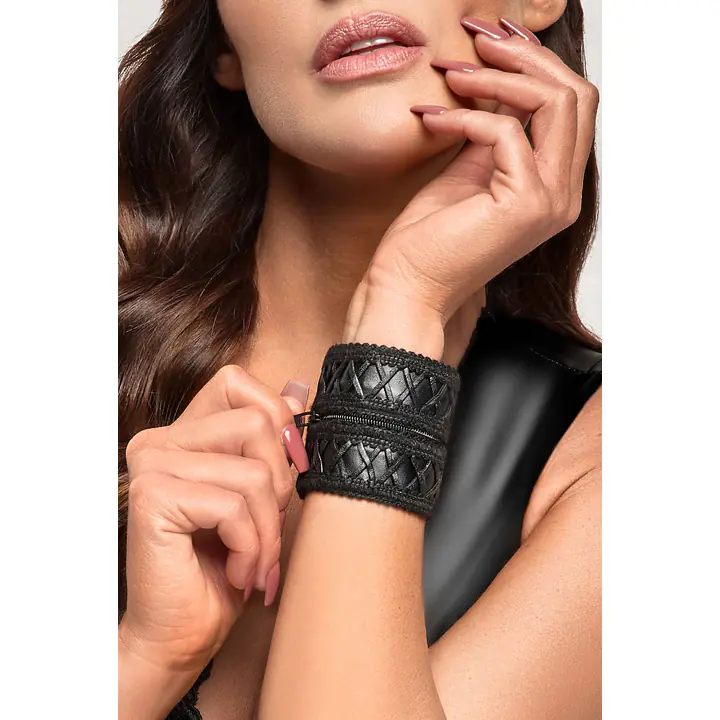 Жіночий гаманець-браслет Noir Handmade F326, black, під шкіру, рельєфний візерунок, кишеня на блискавці - Master