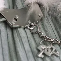Наручники металеві Adrien Lastic Handcuffs White з білою пухнастою обробкою - Master