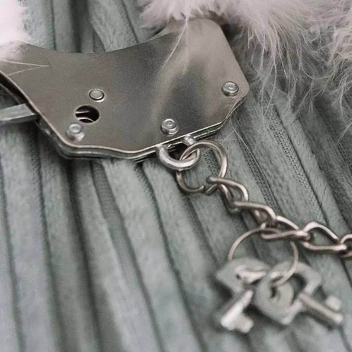 Наручники металеві Adrien Lastic Handcuffs White з білою пухнастою обробкою - Master