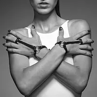 Пара браслетів на зап'ясті і палець Bijoux Indiscrets MAZE Hand Bracelet Harness Black, екошкіра - Master